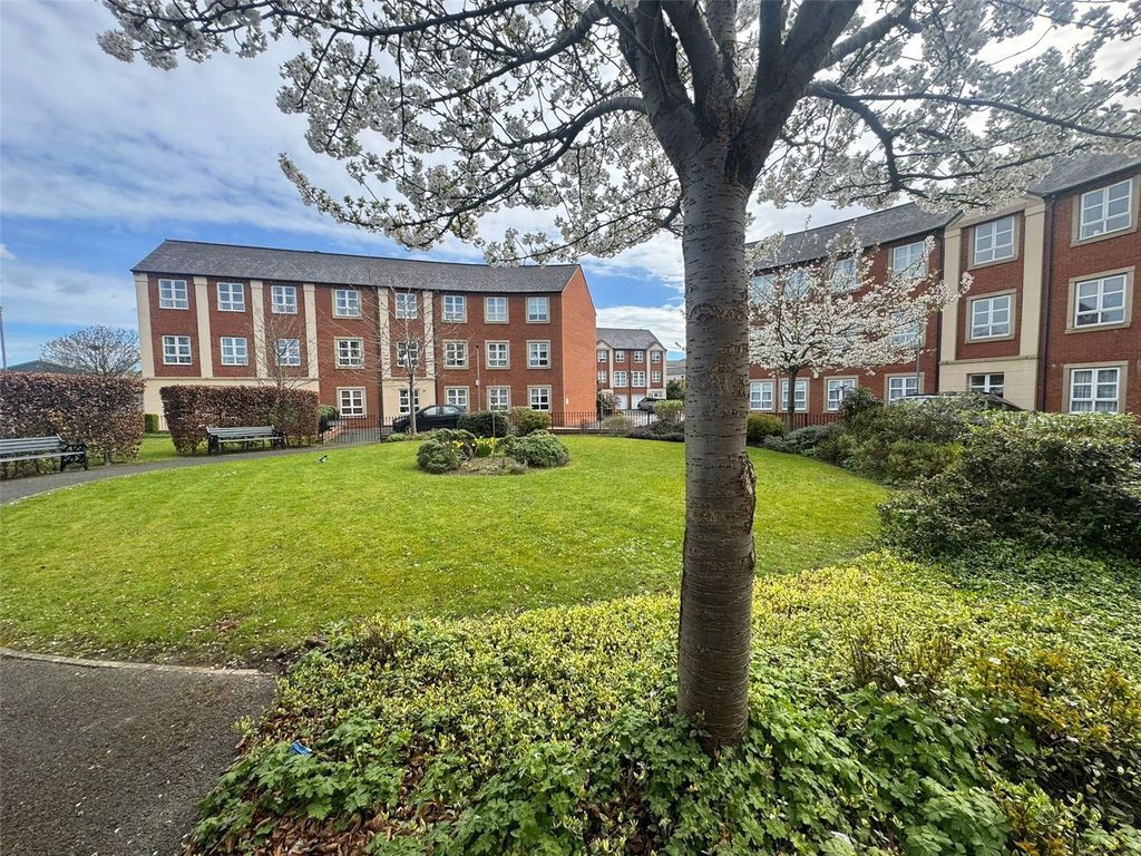 Property photo 3 of 11 Communal Gardens