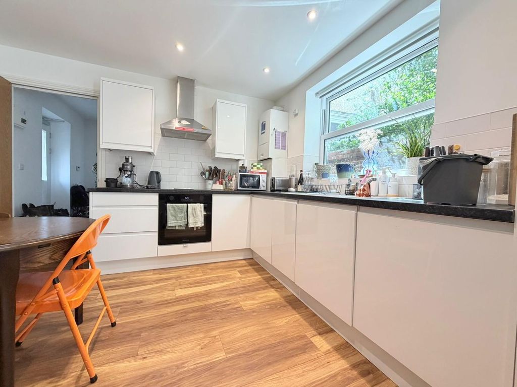 Property photo 3 of 9 Kitchen