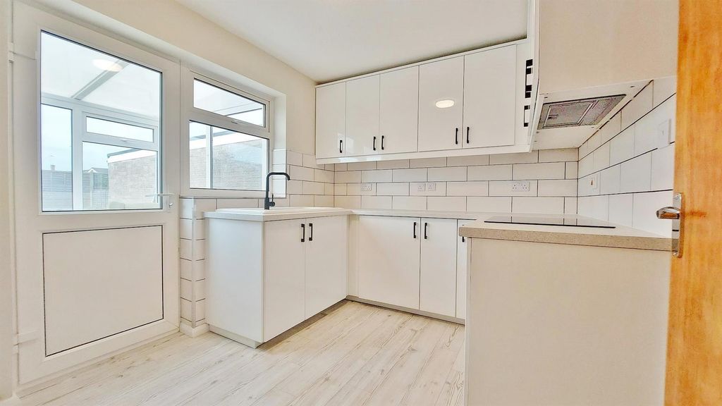 Property photo 2 of 15 Kitchen