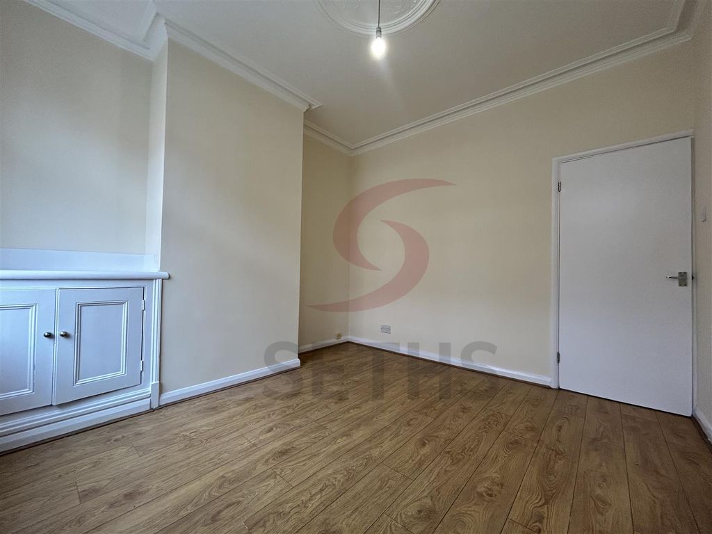 Property photo 3 of 26 Lounge