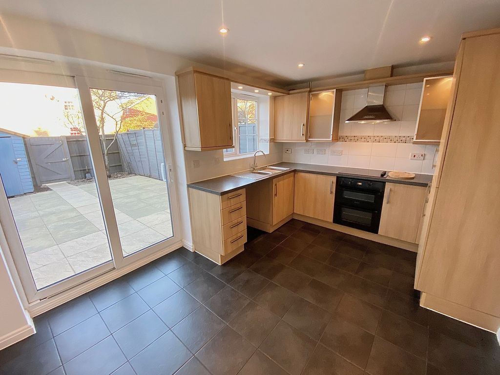 Property photo 3 of 10 Kitchen