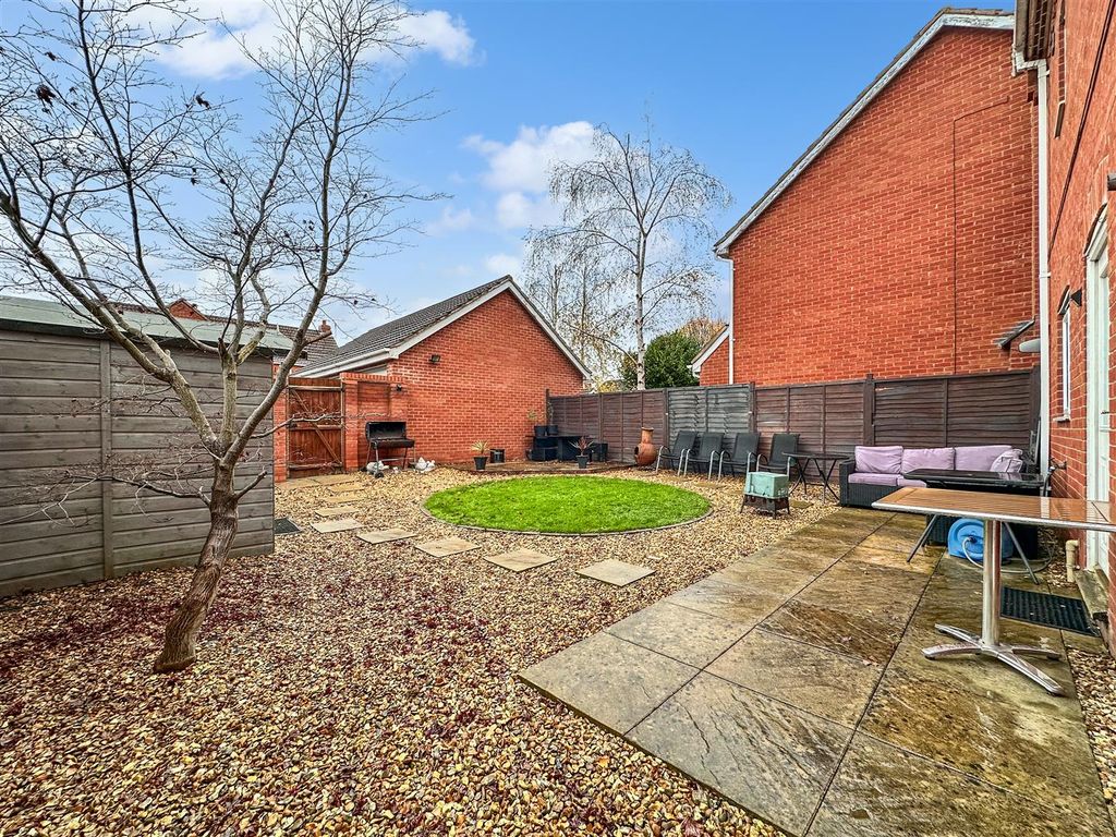 Property photo 3 of 19 Lovely Enclosed Garden 653