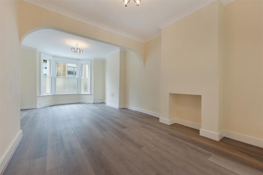 Property photo 2 of 12 Hartfield Crescent