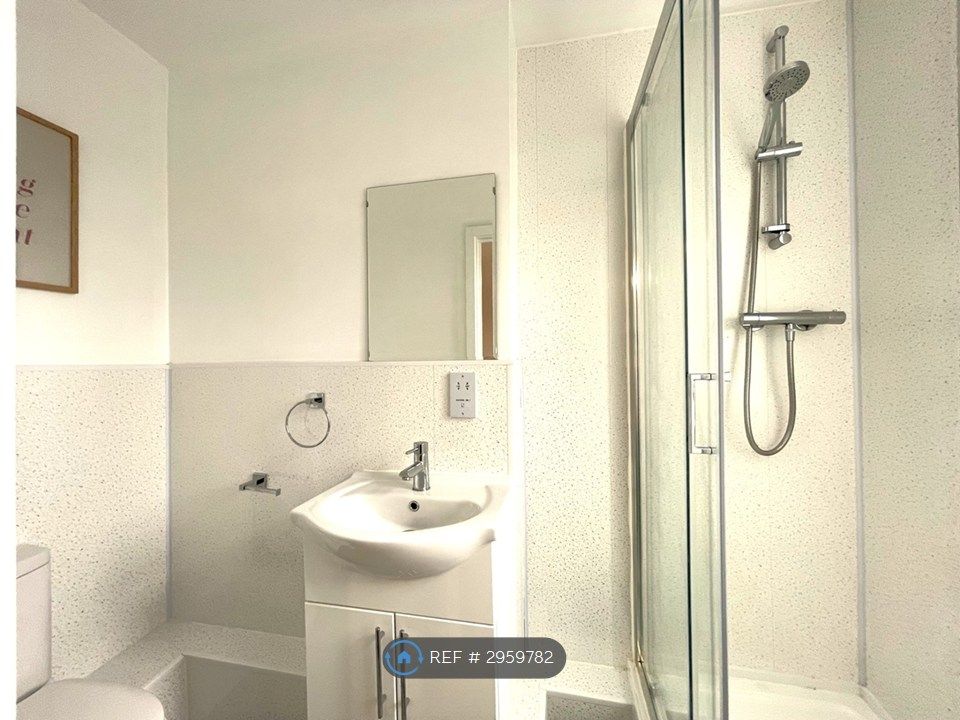 Property photo 2 of 17 En-Suite Bathroom
