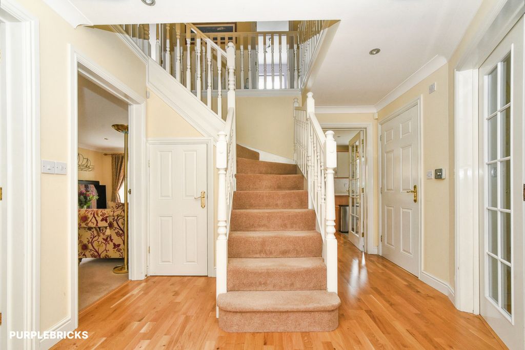 Property photo 2 of 40 Entrance Hall