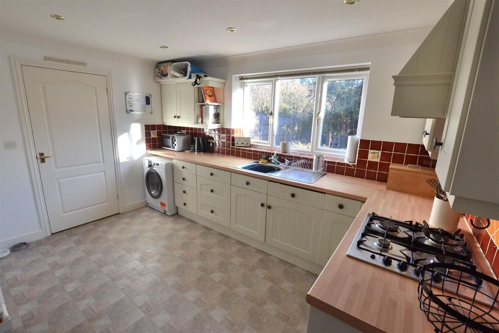 Property photo 3 of 17 Fitted Kitchen