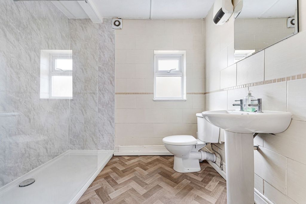 Property photo 3 of 31 Shower Room