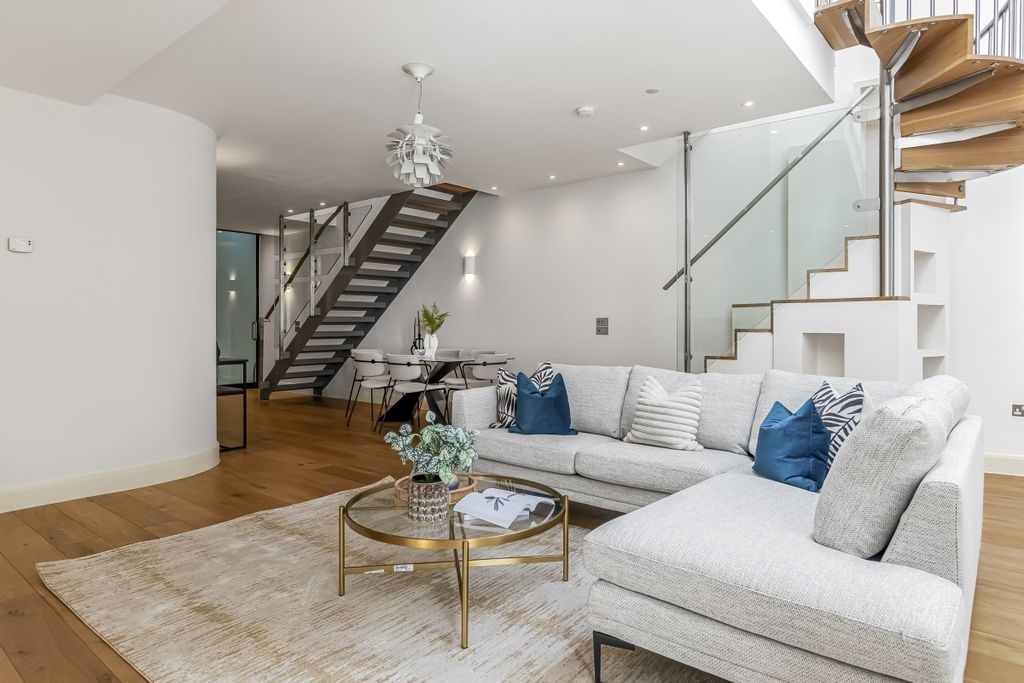 Property photo 2 of 40 6_Cavendish_Mews_...