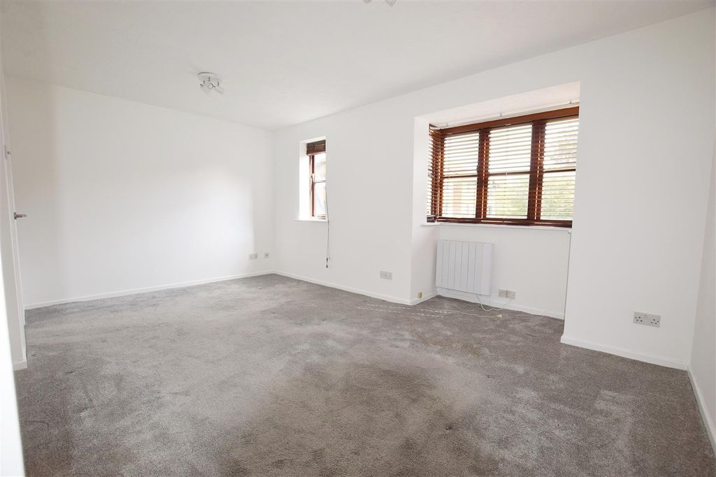 Property photo 1 of 6 Lounge.Jpg
