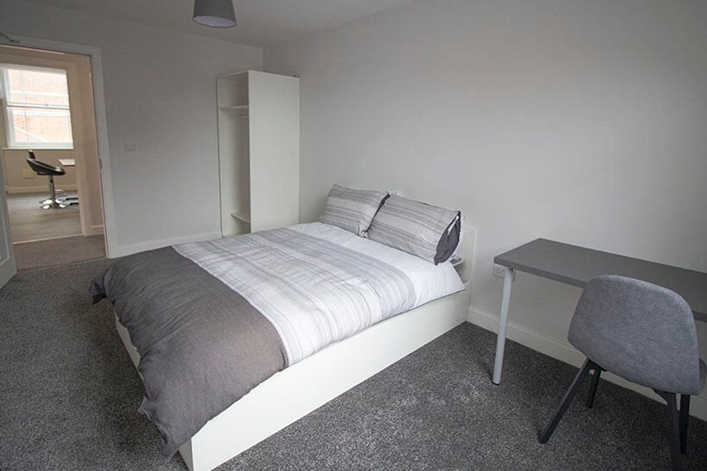 Property photo 2 of 4 This Inviting Double Bedroom Features A Spacious l...