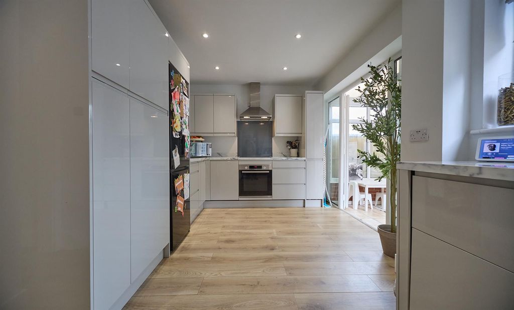 Property photo 2 of 16 Hollycroft Crescent 4.Jpg