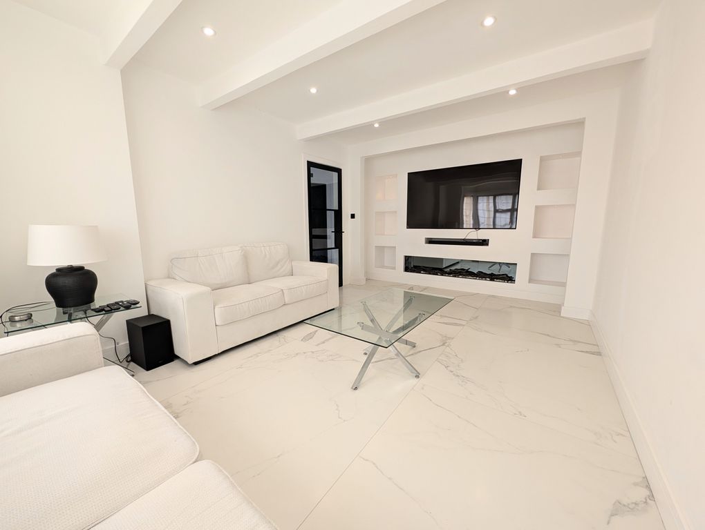 Property photo 3 of 23 Living Room