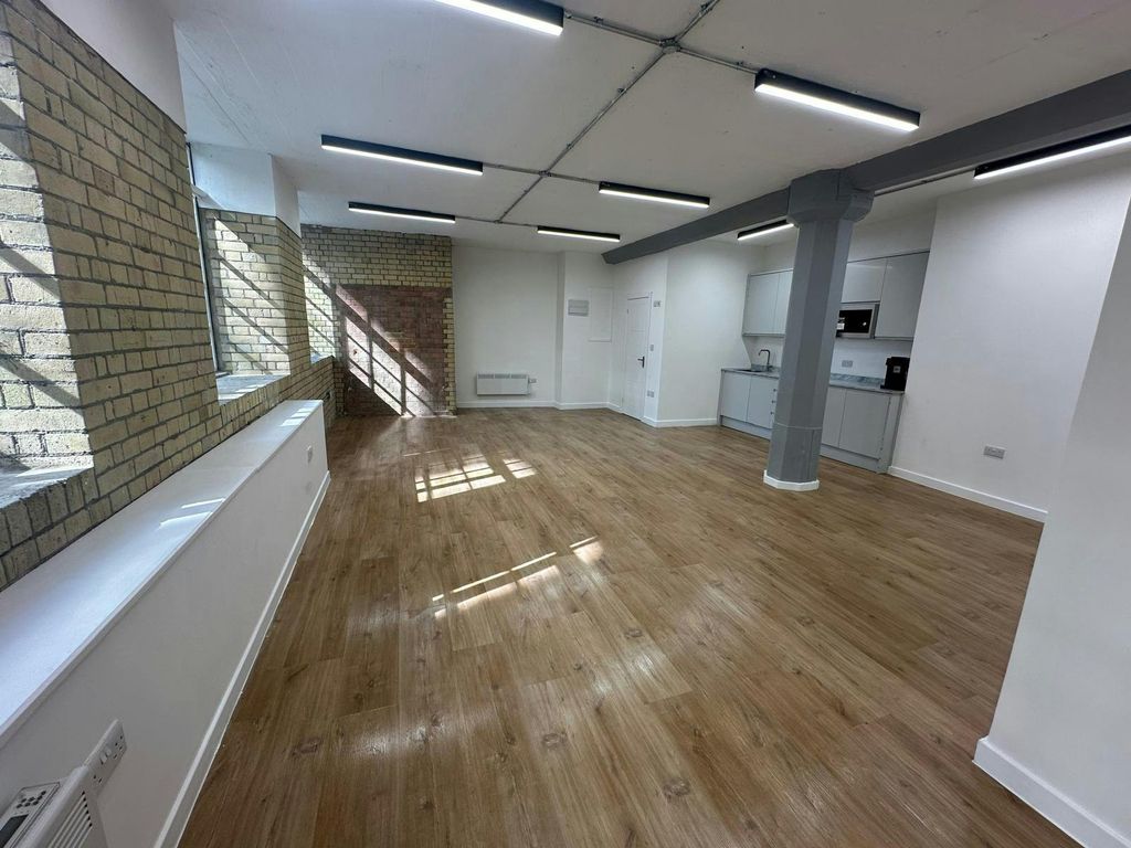 Property photo 3 of 8 Unit 2 Wapping Wall 8.Jpg