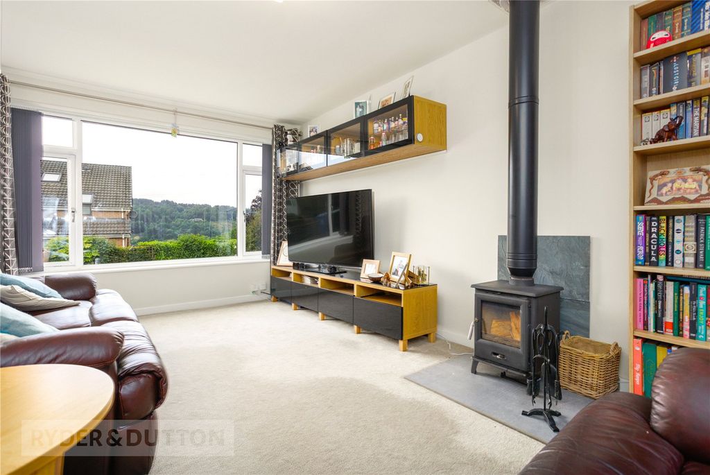 Property photo 1 of 21 Lounge