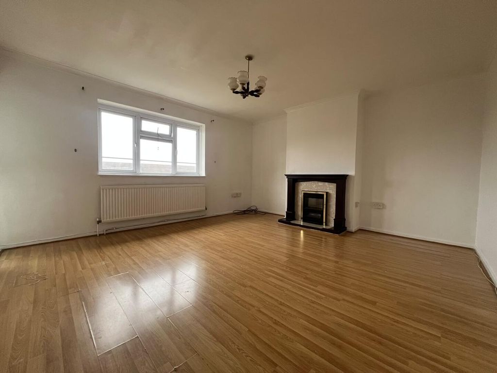 Property photo 1 of 10 Living Room