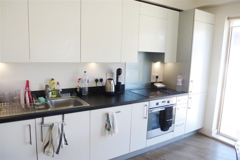 Property photo 2 of 9 Kitchen