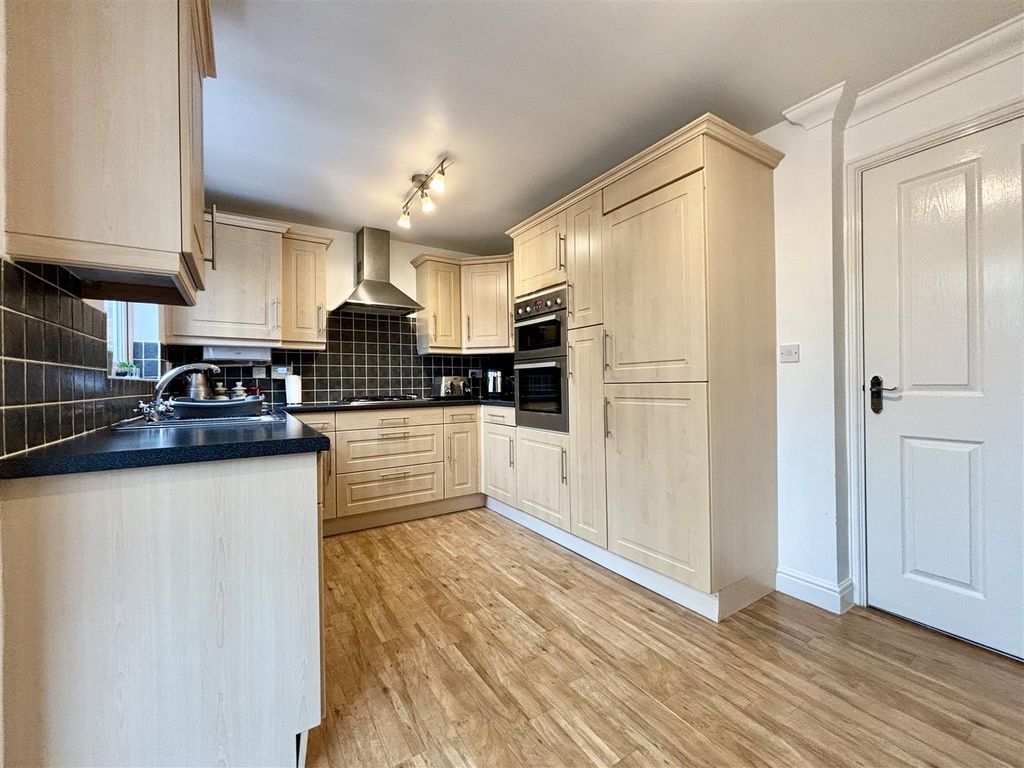 Property photo 2 of 20 Kitchen