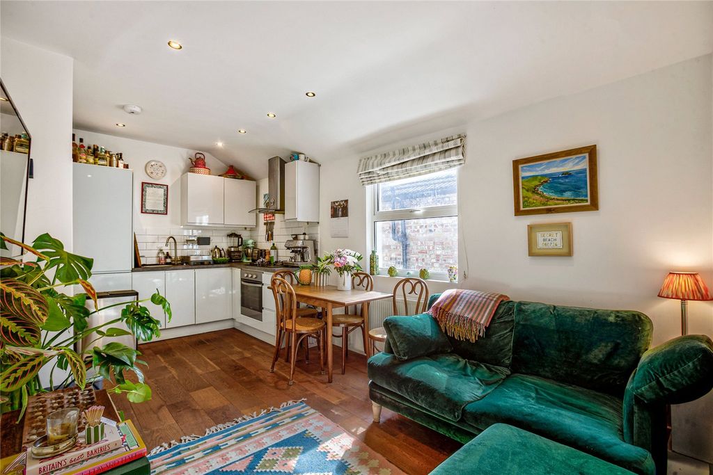 Property photo 2 of 12 Picture No. 17