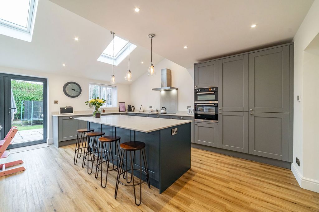 Property photo 3 of 27