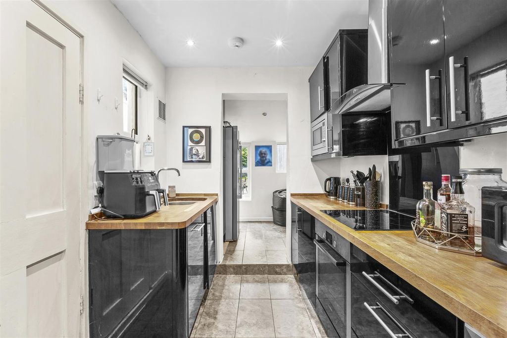 Property photo 3 of 13 107 Amersham Road, Hp13 5Ad-7.Jpg