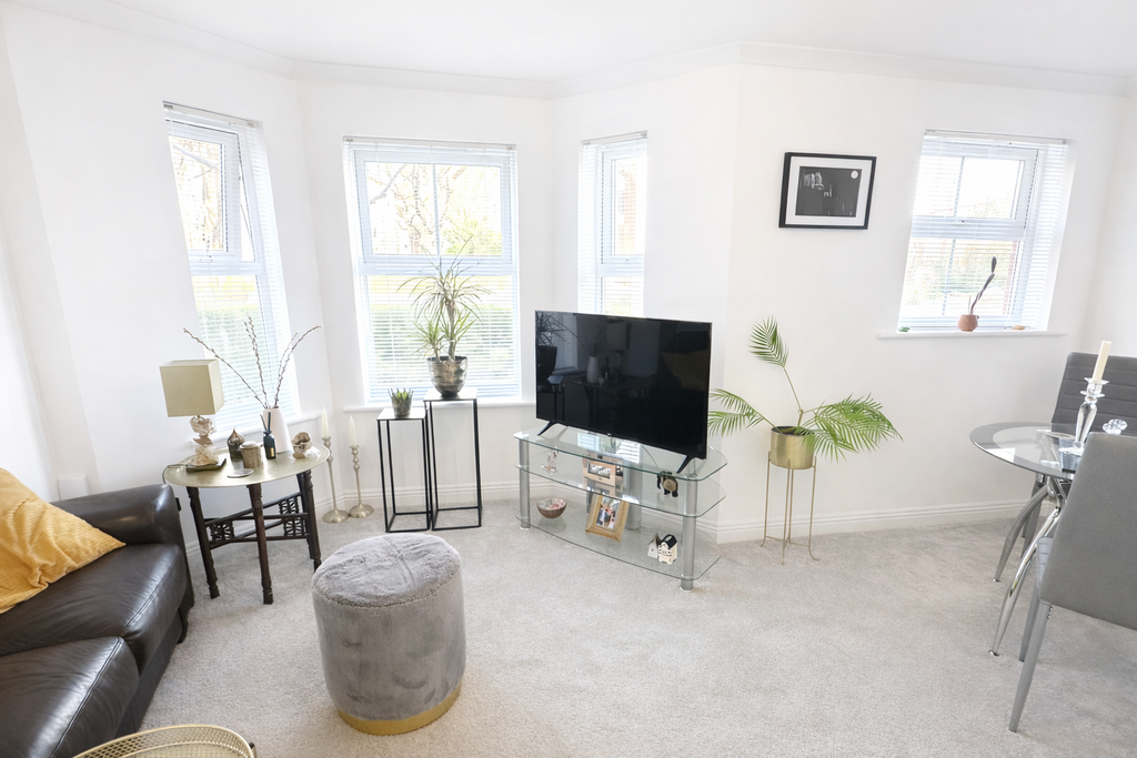 Property photo 3 of 7 Living Room