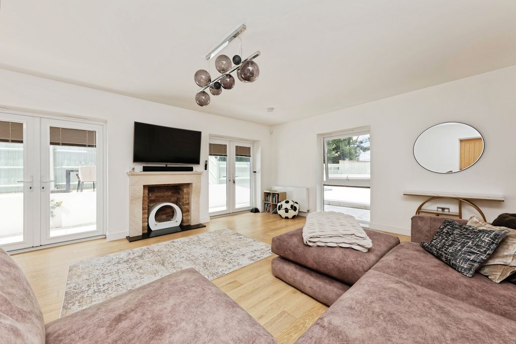 Property photo 3 of 24 Pbox-Img.Jpg
