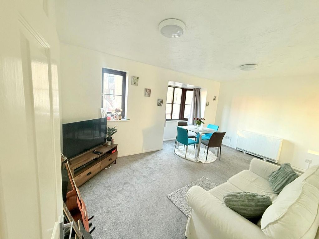 Property photo 3 of 12 35147122-7555-49F9-922F-7B255E751Db9.Jpeg