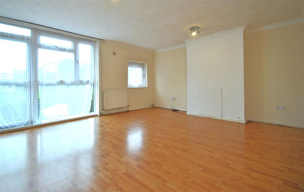 Property photo 2 of 18 Lounge