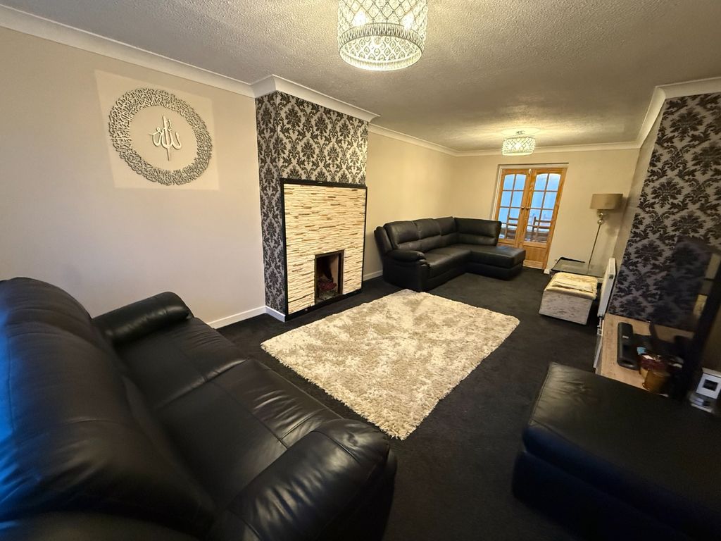 Property photo 3 of 13 4879882