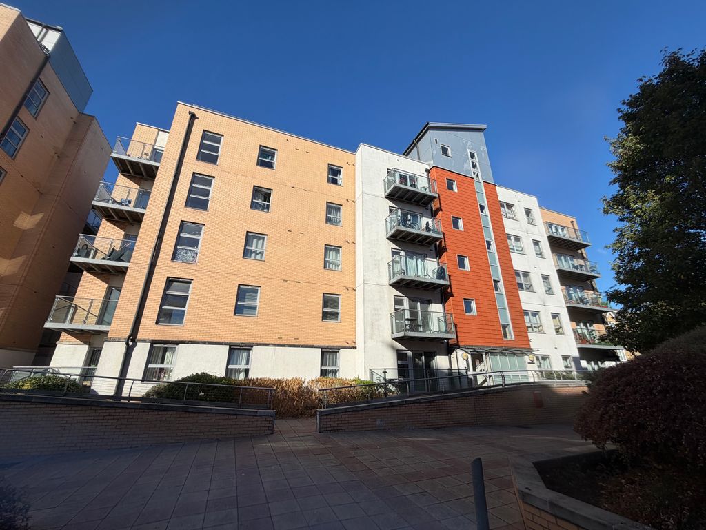 Property photo 1 of 10 Kingswood Heights E10