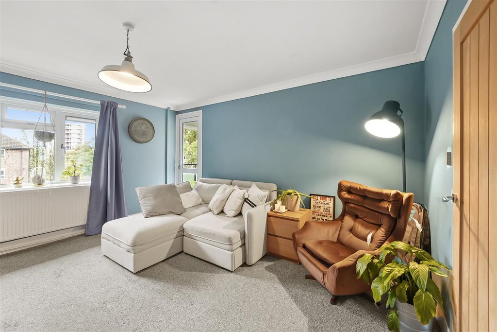 Property photo 1 of 8 Living Room