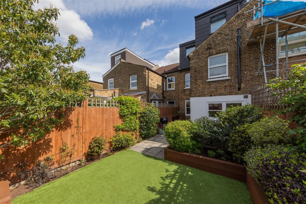 Property photo 3 of 41 Cromwell Road, E17