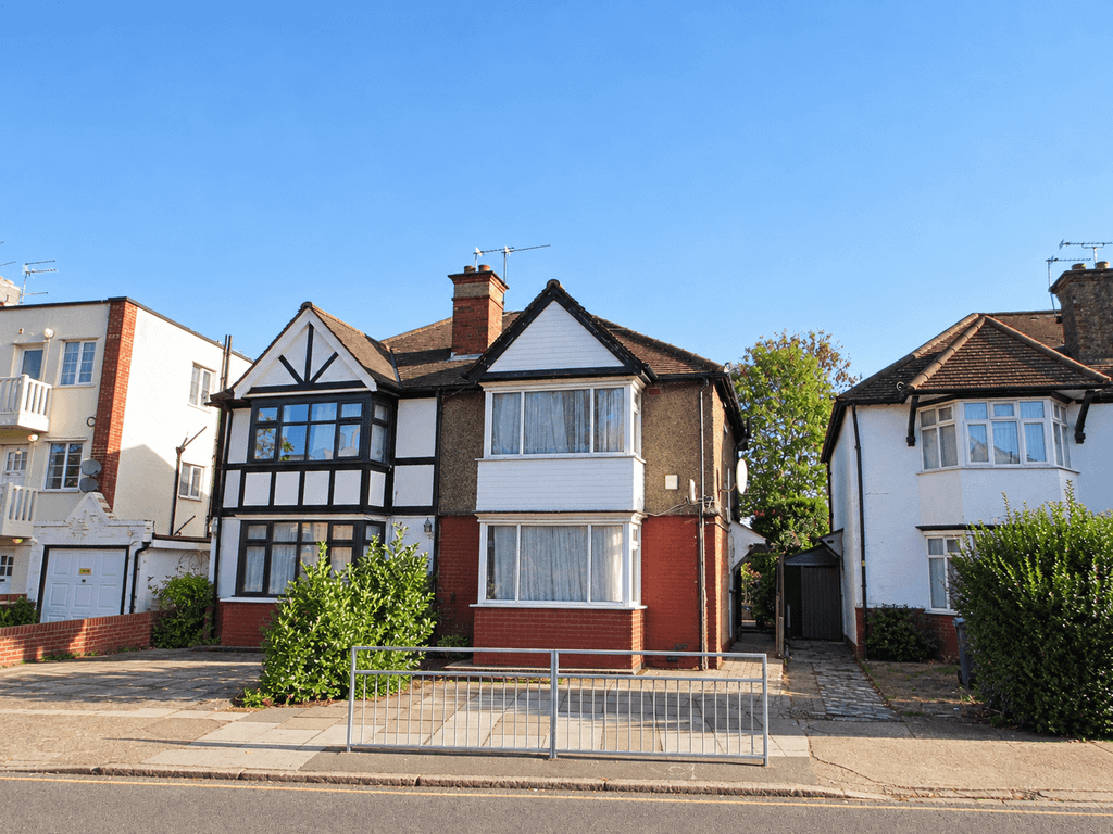 Property photo 1 of 10 Princes Drive, Harrow, Middlesex Ha1