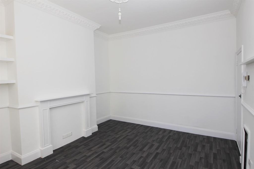 Property photo 3 of 5 Studio