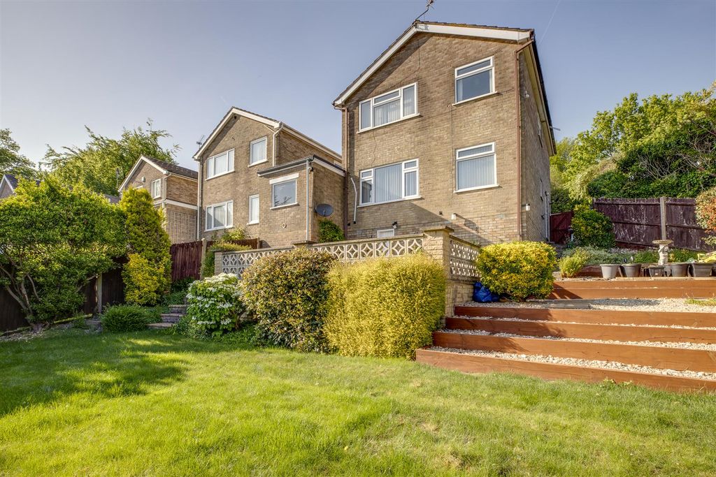 Property photo 2 of 15 24 Curlew Close, Hp13 5Jy-12.Jpg
