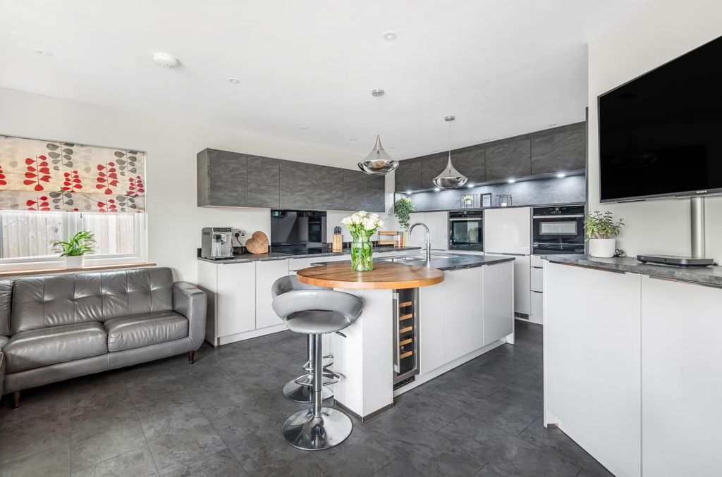 Property photo 2 of 40 855318 (12)