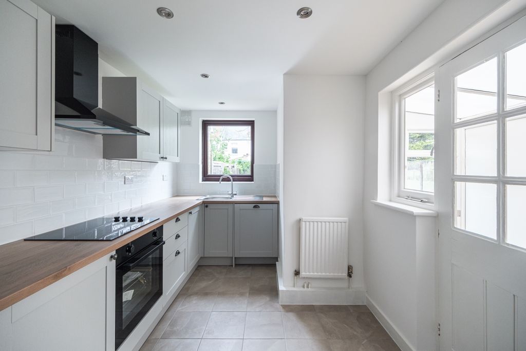 Property photo 2 of 18 90C-Trumpington-Road-10
