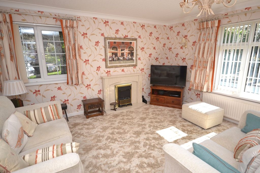 Property photo 2 of 10 Living / Dining Room