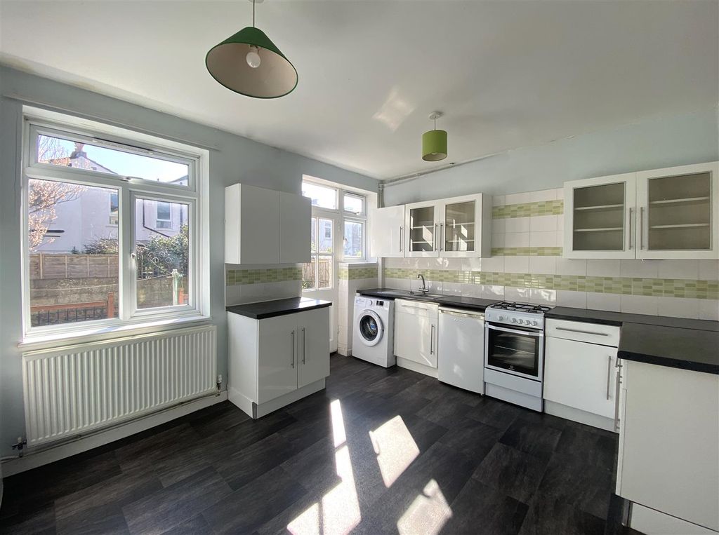 Property photo 2 of 11 Kitchen 4.Jpeg