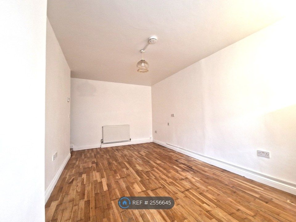 Property photo 3 of 14 Lounge
