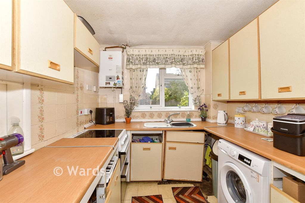 Property photo 3 of 9 Kitchen