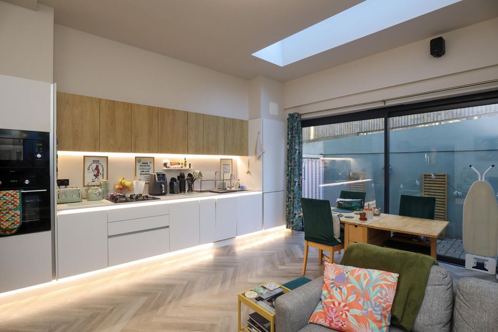 Property photo 2 of 6 Kitchen