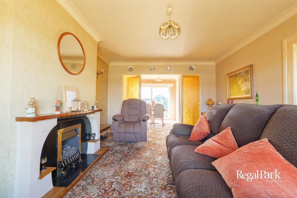 Property photo 3 of 21 Lounge