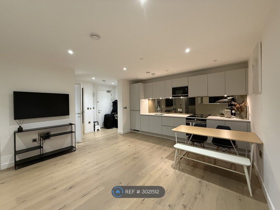 Property photo 1 of 11 Spacious Living Space