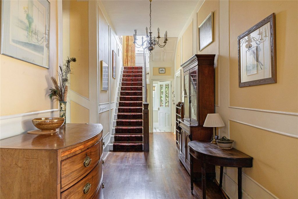 Property photo 2 of 21 Entrance Hall