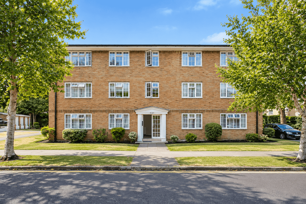 Property photo 1 of 6 3 Bed Flat To Rent Robin Hood Lane, London Sm1 2Sb