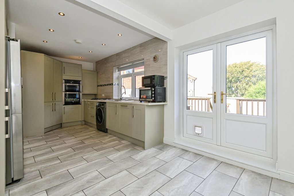 Property photo 3 of 17 Kitchen Diner
