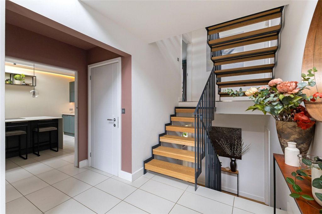 Property photo 3 of 30 Entrance Hall