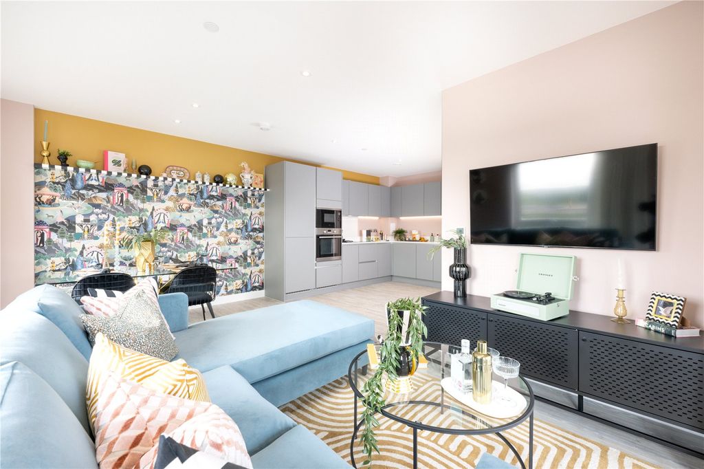 Property photo 3 of 15 Show Apartment