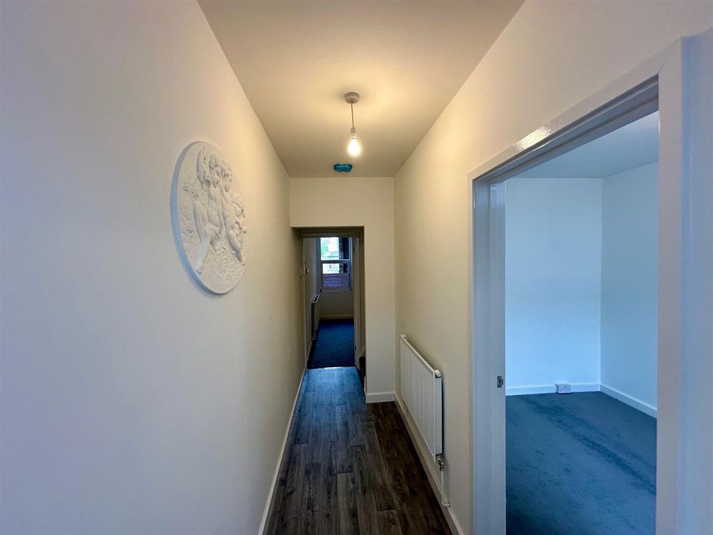 Property photo 3 of 21 Entrance Hall